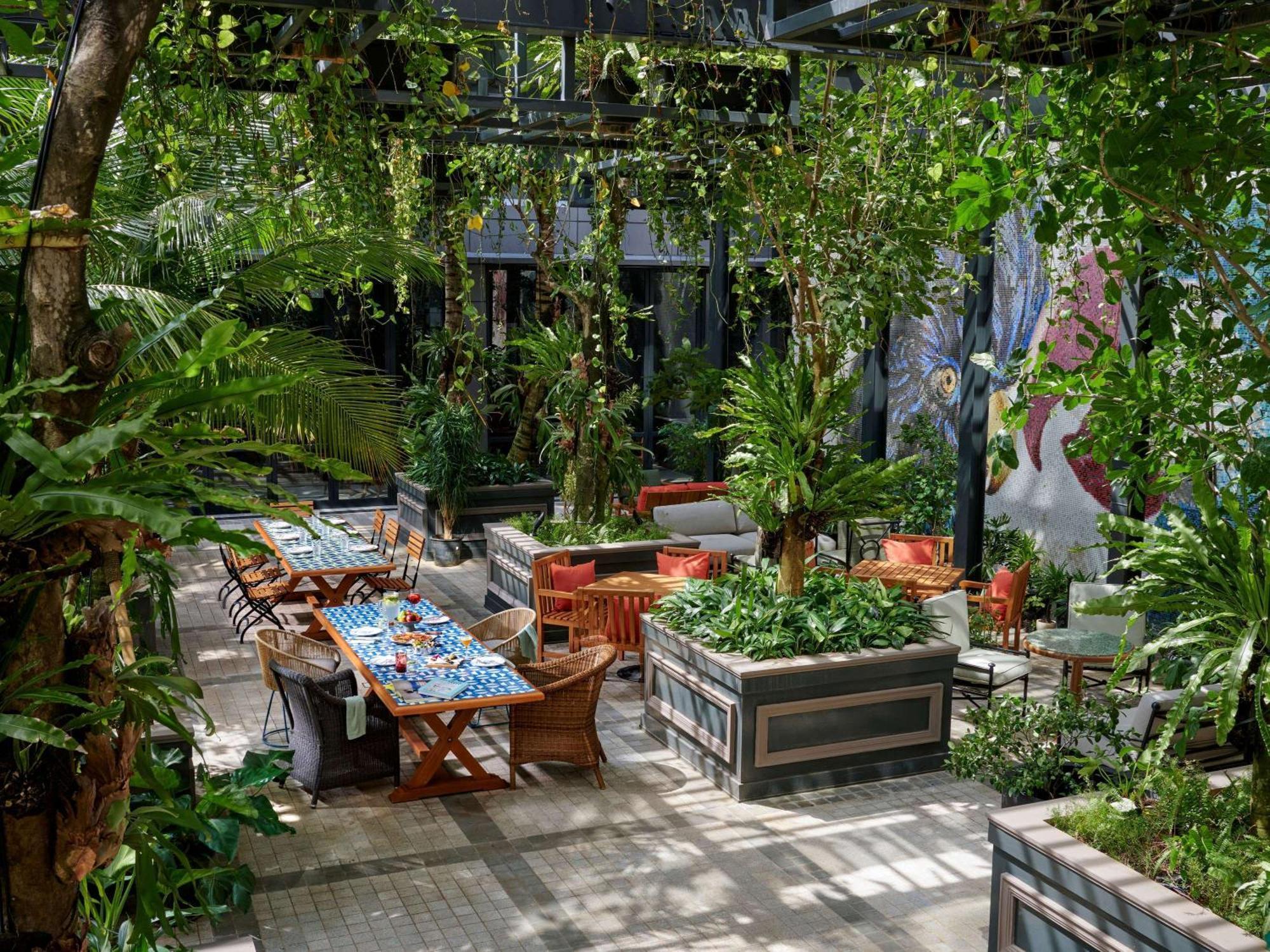 25Hours Hotel Jakarta The Oddbird エクステリア 写真